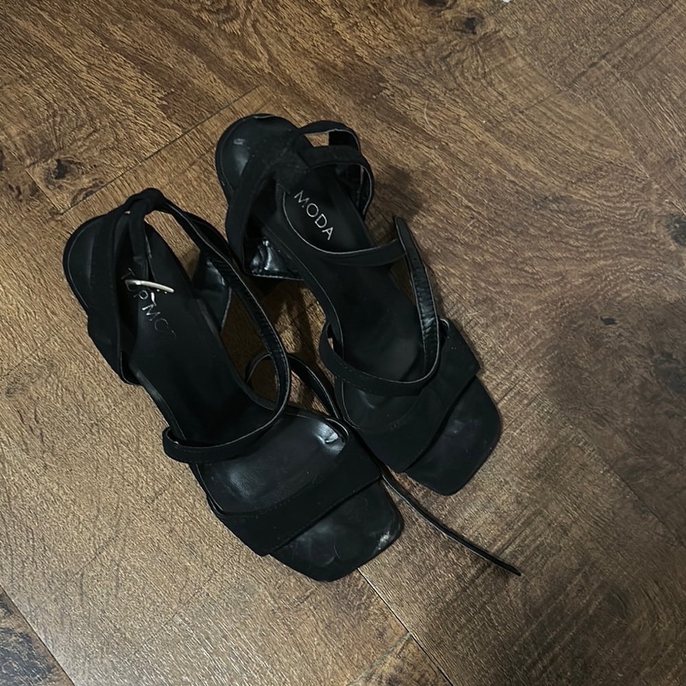 Moda Black Elegant Heels with Strappy Design